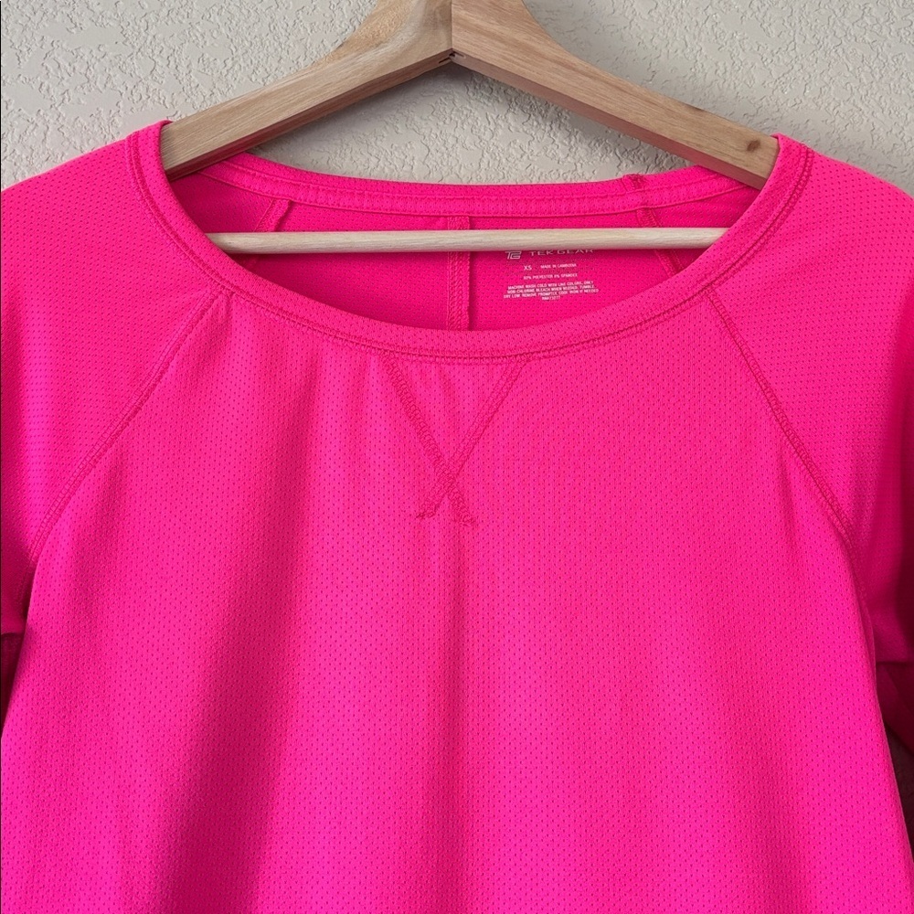 Tek Gear Hot Pink Long Sleeve Activewear Pullover. - Picture 2 of 4